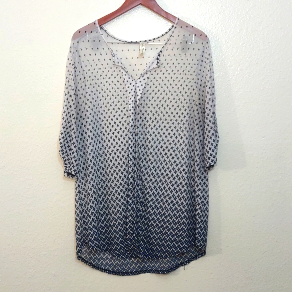 SLIGHTLY USED PER SEPTION WOMEN SHEER TOP SIZE 2X COLOR WHITE AND NAVY BLUE